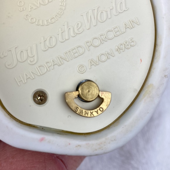 Avon VTG 1985 Hand Painted Porcelain Joy to the World Figurine Music Box 4” - Picture 9 of 11